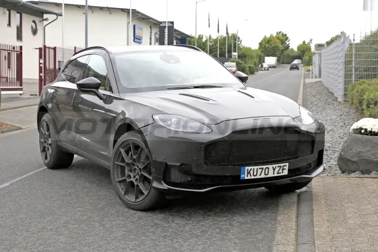 Aston Martin DBX 2022 - Foto Spia 15-09-2021 - 10