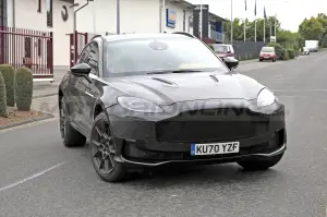 Aston Martin DBX 2022 - Foto Spia 15-09-2021 - 1