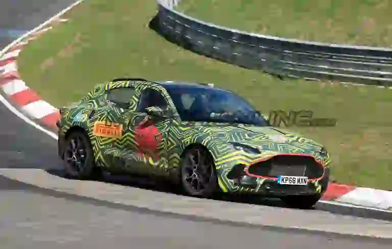 Aston Martin DBX - Foto spia 12-04-2019 - 10