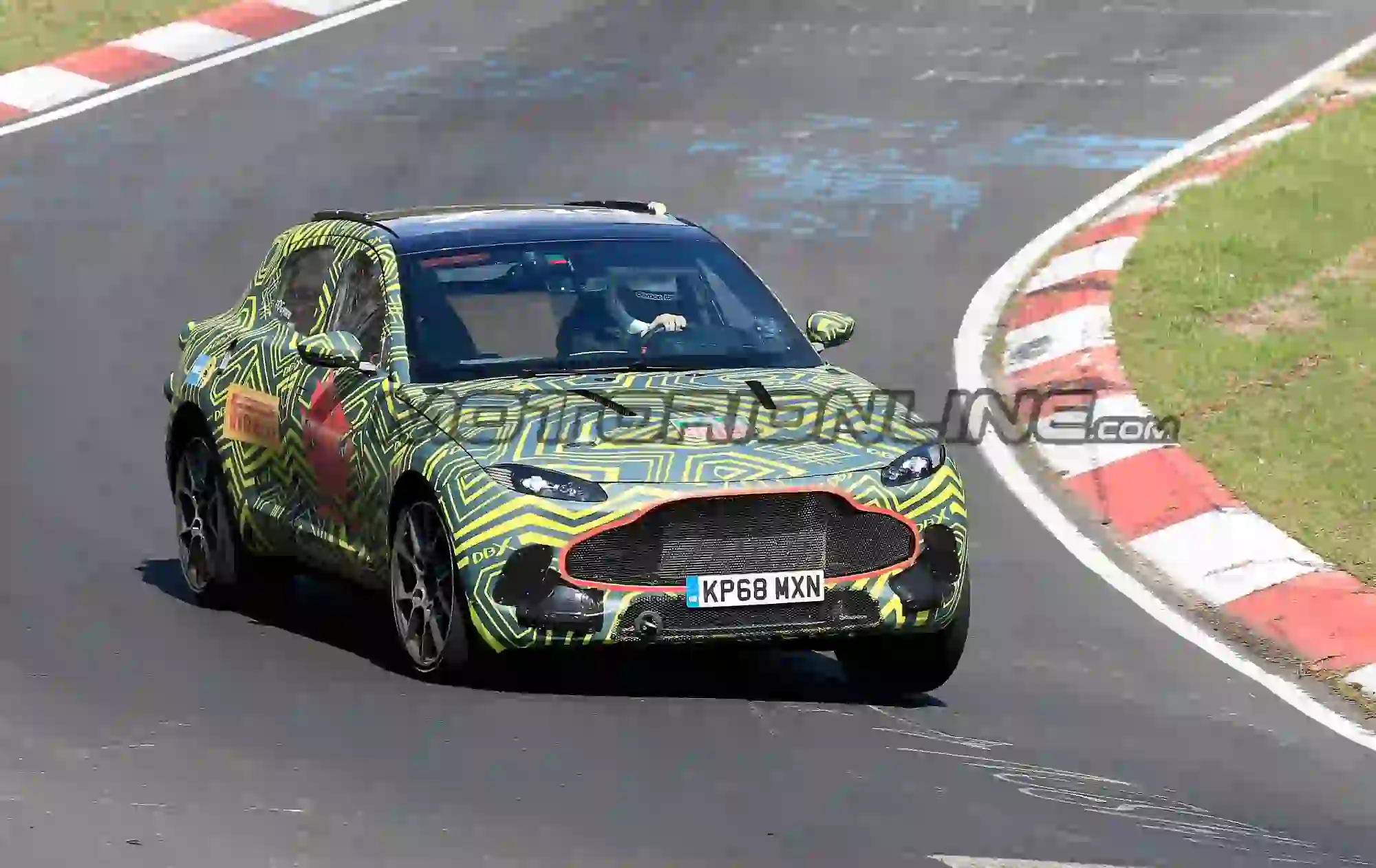 Aston Martin DBX - Foto spia 12-04-2019 - 12