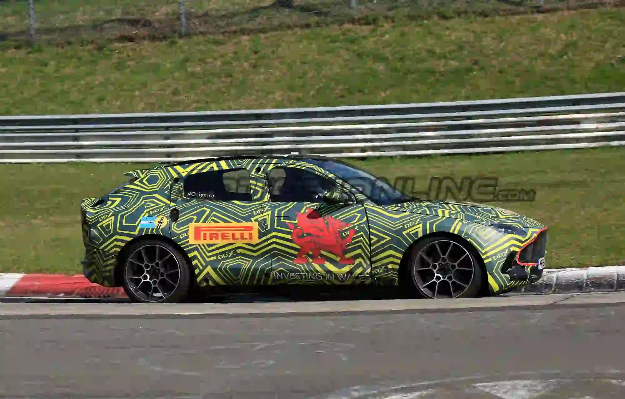 Aston Martin DBX - Foto spia 12-04-2019 - 13