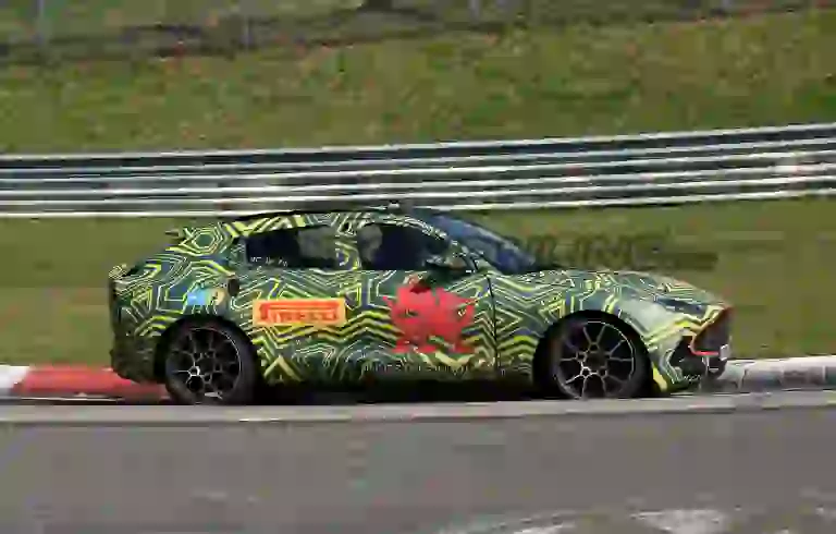 Aston Martin DBX - Foto spia 12-04-2019 - 13