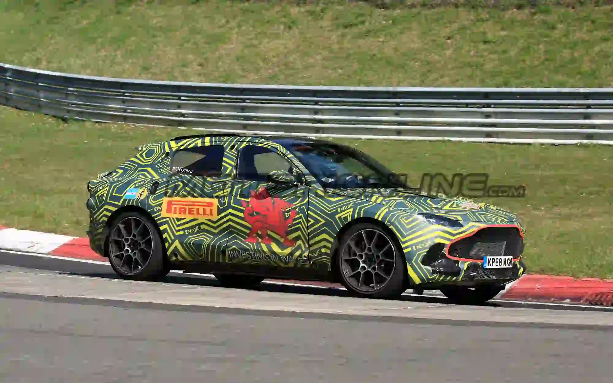 Aston Martin DBX - Foto spia 12-04-2019 - 14