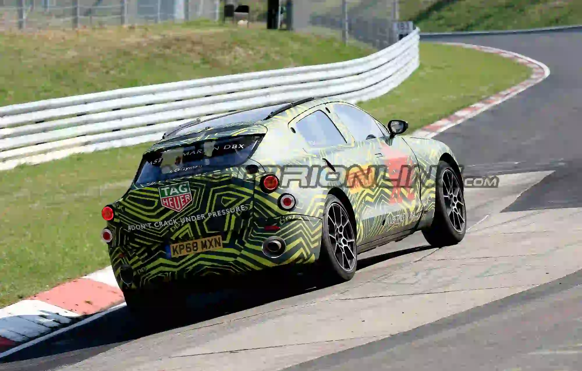 Aston Martin DBX - Foto spia 12-04-2019 - 16