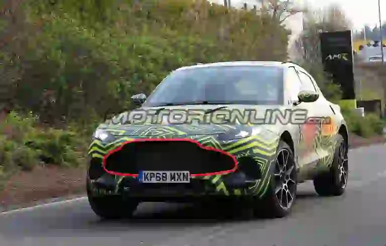 Aston Martin DBX - Foto spia 12-04-2019 - 1