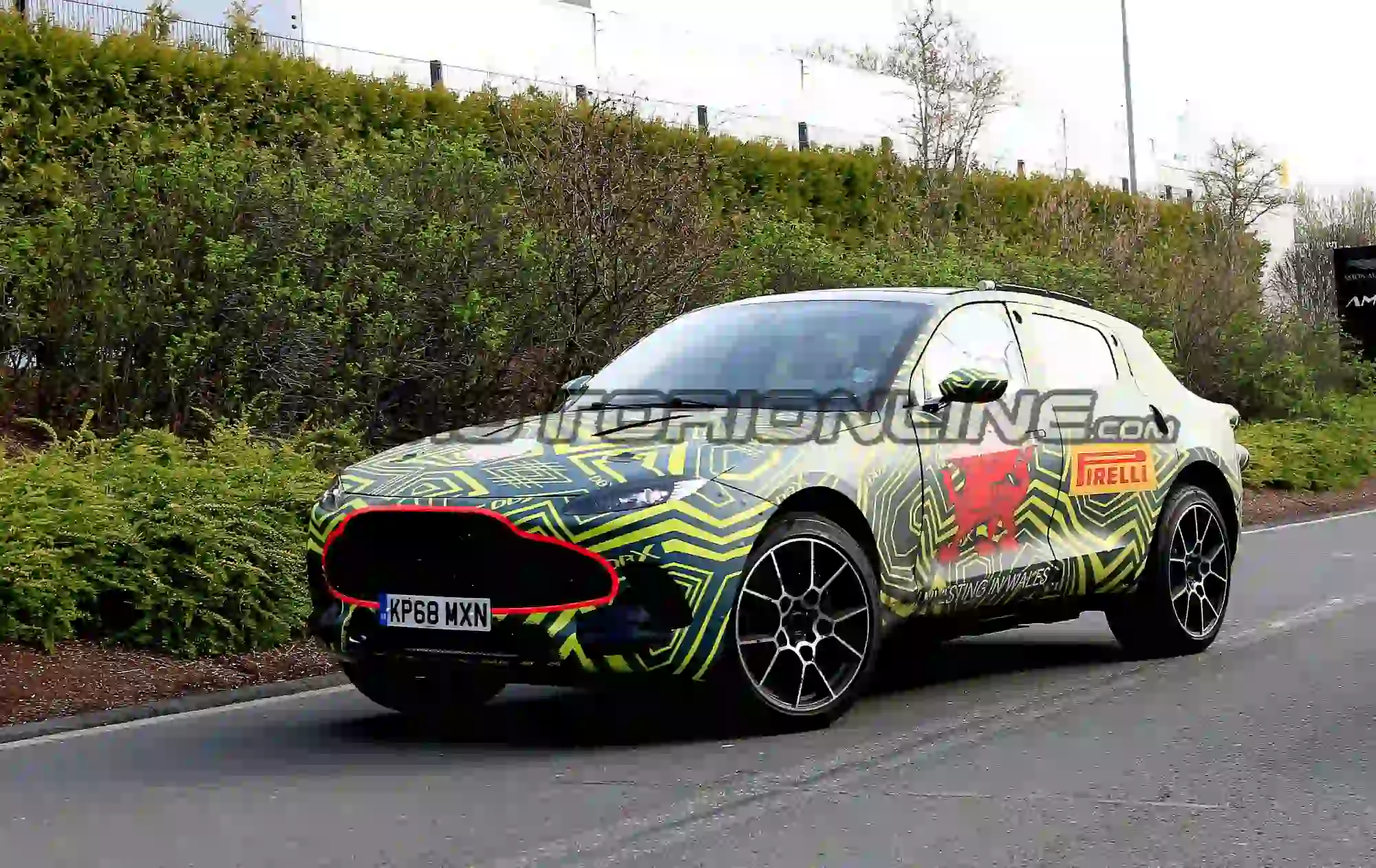 Aston Martin DBX - Foto spia 12-04-2019 - 2