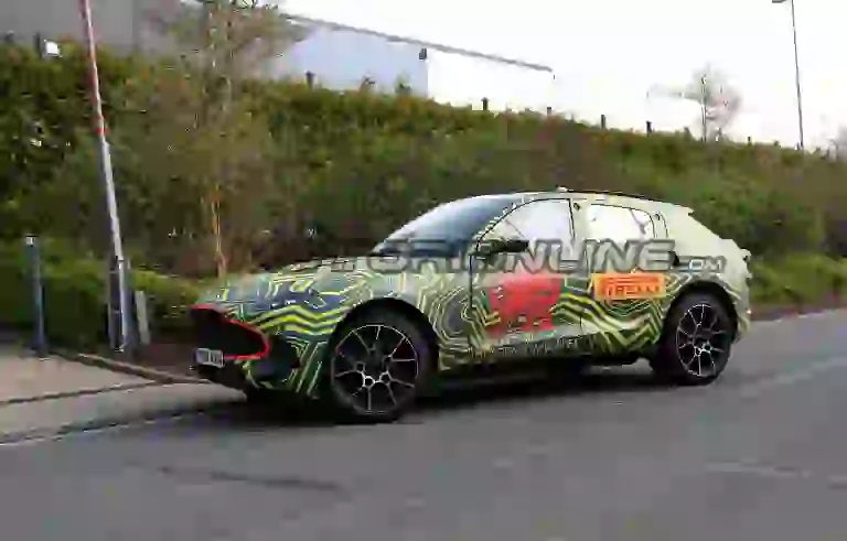 Aston Martin DBX - Foto spia 12-04-2019 - 3