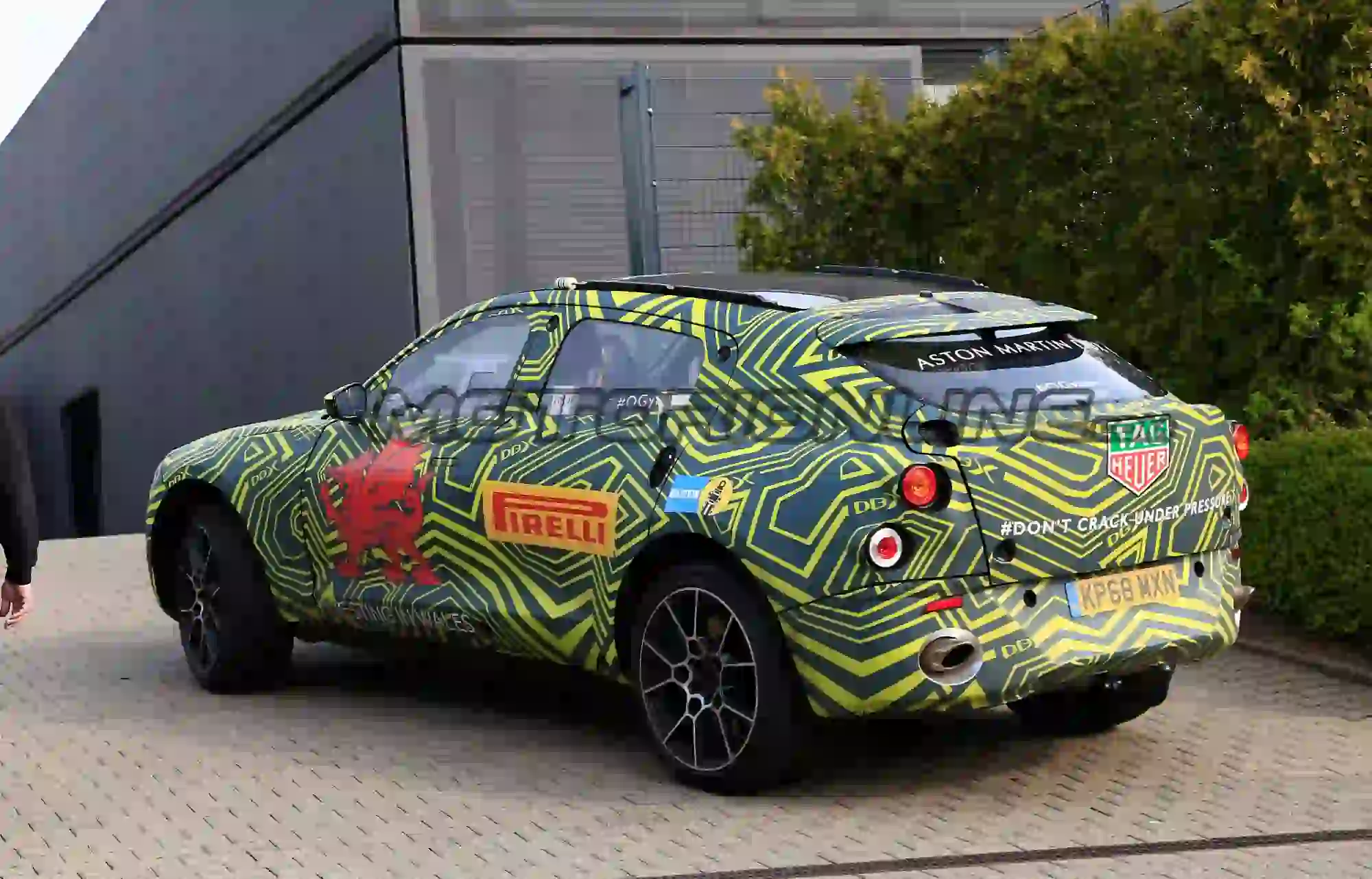 Aston Martin DBX - Foto spia 12-04-2019 - 5