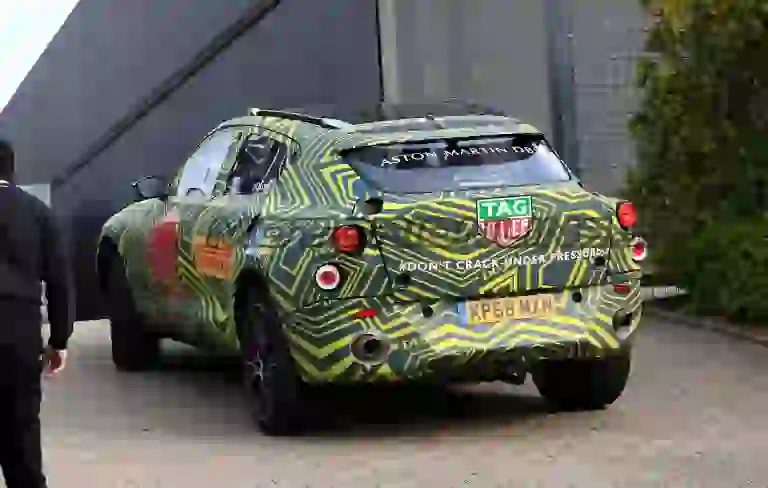 Aston Martin DBX - Foto spia 12-04-2019 - 7