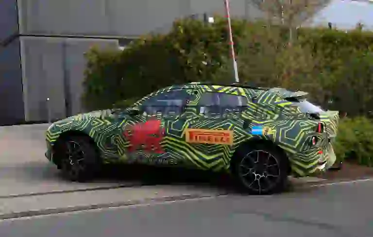 Aston Martin DBX - Foto spia 12-04-2019 - 8