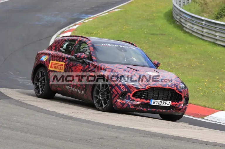 Aston Martin DBX - Foto spia 17-9-2019 - 3
