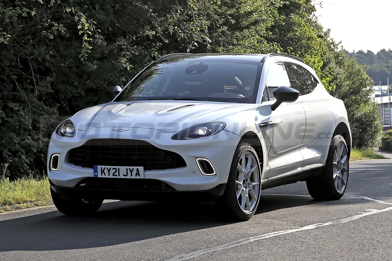 Aston Martin DBX Hybrid - Foto Spia 28-08-2021