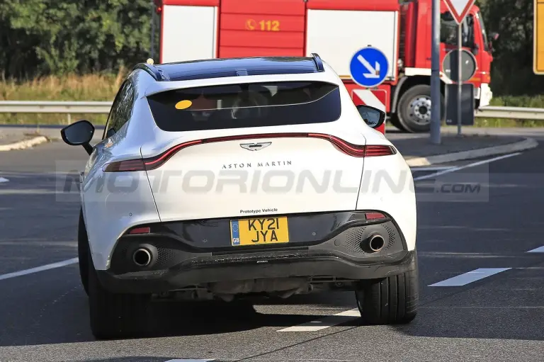 Aston Martin DBX Hybrid - Foto Spia 28-08-2021 - 9