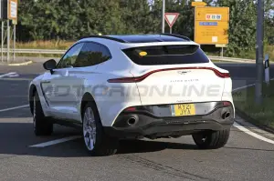 Aston Martin DBX Hybrid - Foto Spia 28-08-2021 - 10