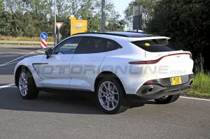 Aston Martin DBX Hybrid - Foto Spia 28-08-2021 - 11