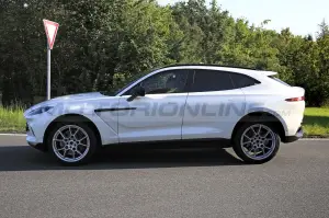 Aston Martin DBX Hybrid - Foto Spia 28-08-2021 - 13