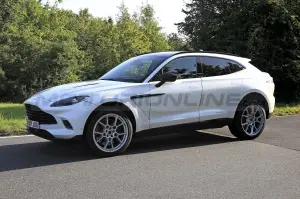 Aston Martin DBX Hybrid - Foto Spia 28-08-2021 - 4