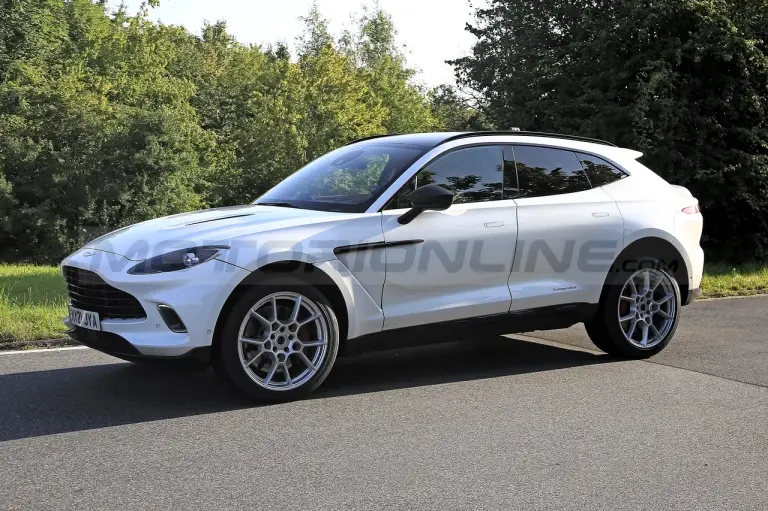 Aston Martin DBX Hybrid - Foto Spia 28-08-2021 - 4