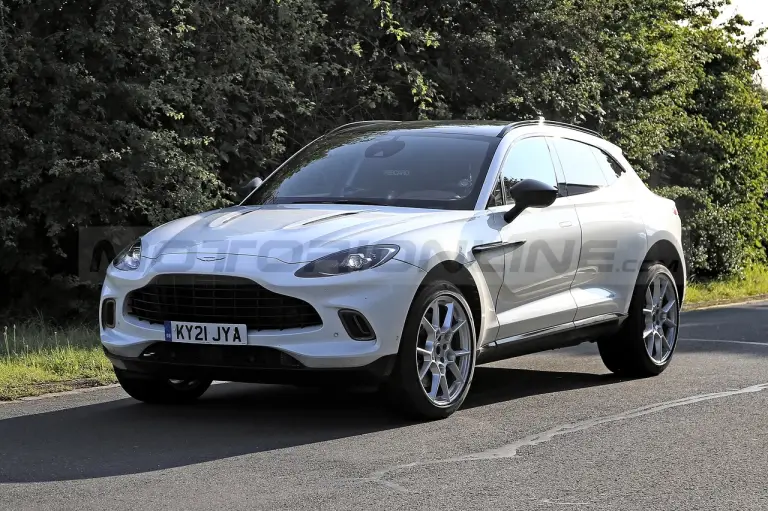 Aston Martin DBX Hybrid - Foto Spia 28-08-2021 - 2