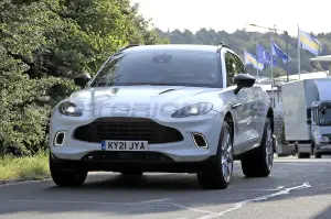 Aston Martin DBX Hybrid - Foto Spia 28-08-2021 - 18