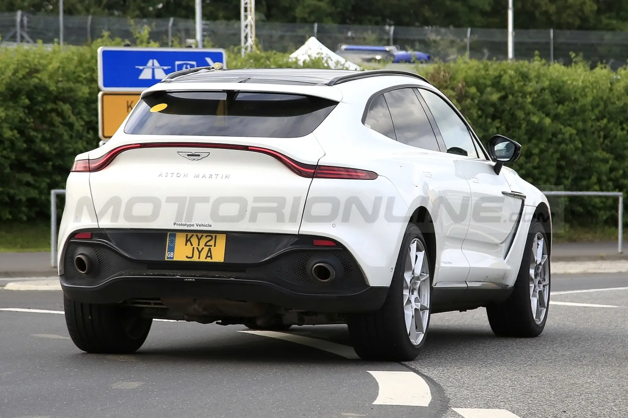 Aston Martin DBX Hybrid - Foto Spia 28-08-2021 - 16