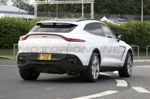 Aston Martin DBX Hybrid - Foto Spia 28-08-2021 - 17