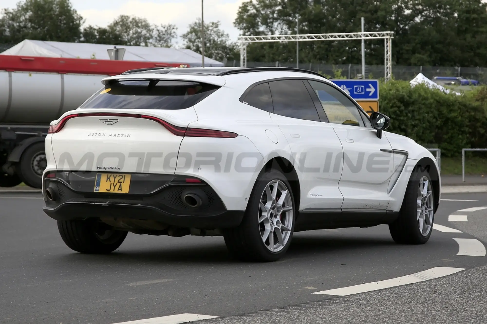 Aston Martin DBX Hybrid - Foto Spia 28-08-2021 - 14