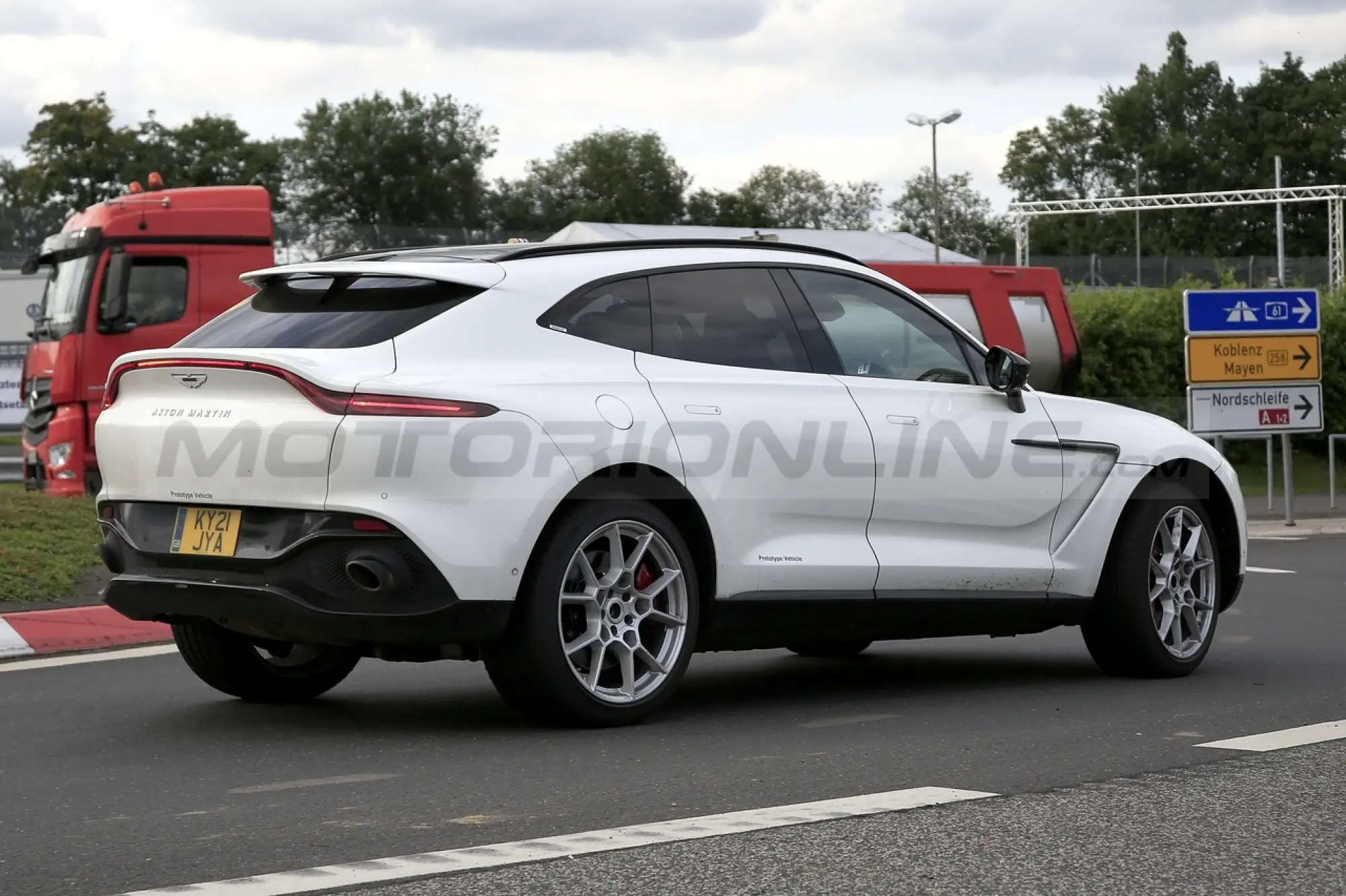 Aston Martin DBX Hybrid - Foto Spia 28-08-2021 - 15