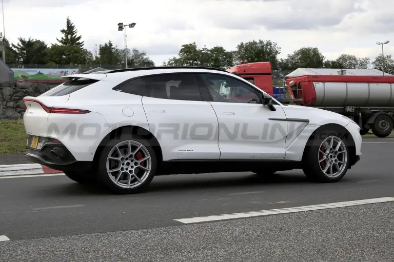 Aston Martin DBX Hybrid - Foto Spia 28-08-2021 - 12