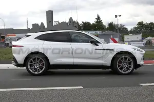 Aston Martin DBX Hybrid - Foto Spia 28-08-2021 - 1