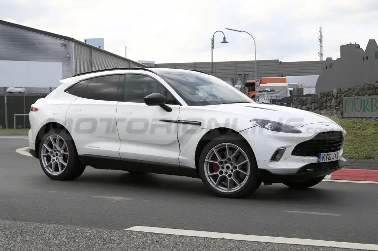 Aston Martin DBX Hybrid - Foto Spia 28-08-2021 - 6