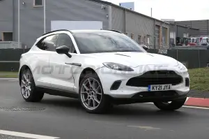 Aston Martin DBX Hybrid - Foto Spia 28-08-2021 - 7