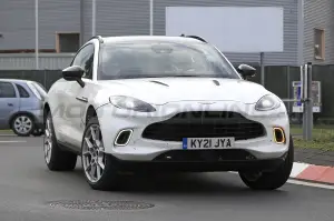 Aston Martin DBX Hybrid - Foto Spia 28-08-2021 - 8