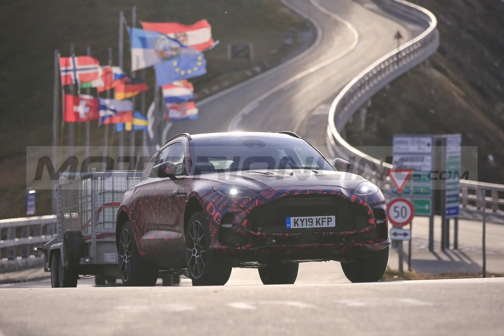 Aston Martin DBX S - Foto Spia 29-09-2021 - 25