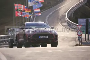 Aston Martin DBX S - Foto Spia 29-09-2021