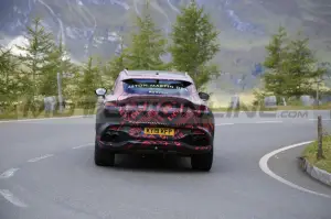 Aston Martin DBX S - Foto Spia 29-09-2021