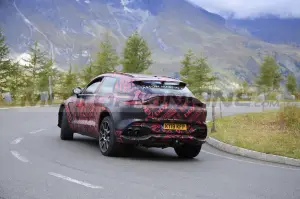 Aston Martin DBX S - Foto Spia 29-09-2021