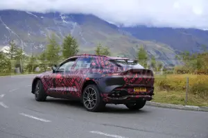 Aston Martin DBX S - Foto Spia 29-09-2021