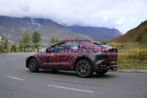 Aston Martin DBX S - Foto Spia 29-09-2021