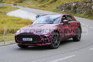 Aston Martin DBX S - Foto Spia 29-09-2021