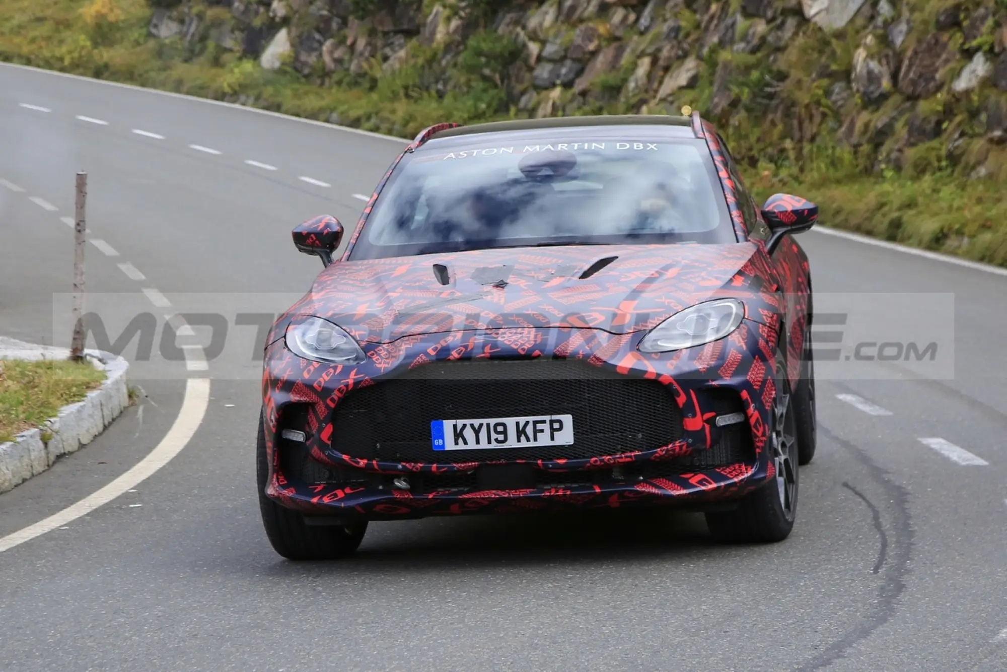 Aston Martin DBX S - Foto Spia 29-09-2021 - 4