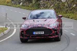 Aston Martin DBX S - Foto Spia 29-09-2021