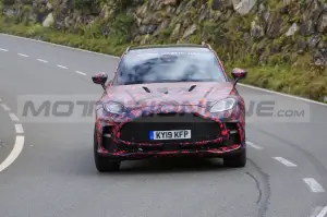 Aston Martin DBX S - Foto Spia 29-09-2021