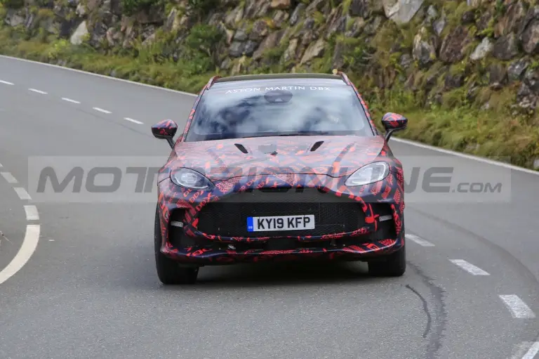 Aston Martin DBX S - Foto Spia 29-09-2021 - 6