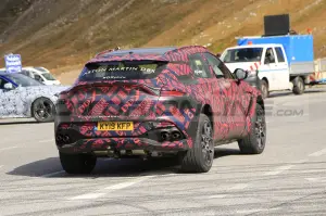 Aston Martin DBX S - Foto Spia 29-09-2021 - 11