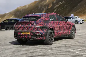 Aston Martin DBX S - Foto Spia 29-09-2021