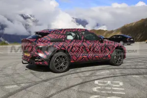 Aston Martin DBX S - Foto Spia 29-09-2021