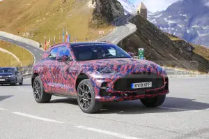 Aston Martin DBX S - Foto Spia 29-09-2021