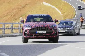 Aston Martin DBX S - Foto Spia 29-09-2021