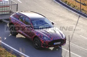 Aston Martin DBX S - Foto Spia 29-09-2021